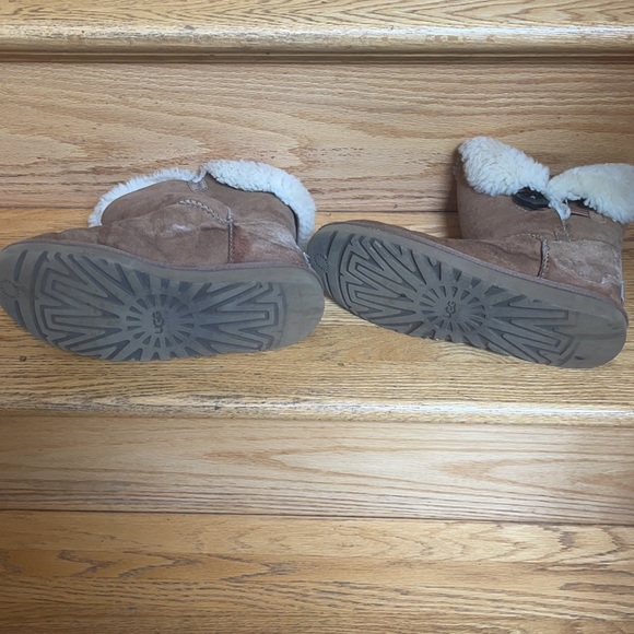 Ugg classic low boots size 7 - Picture 5 of 6